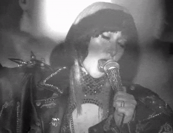 Yeah Yeah Yeahs – Spitting Off The Edge of the World ft. Perfume Genius